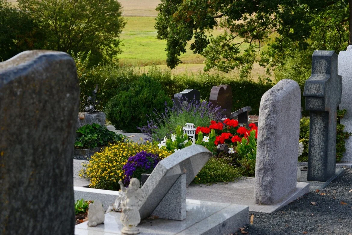 Friedhof mit bunten Blumen und Grabsteinen, 56 aktuell News