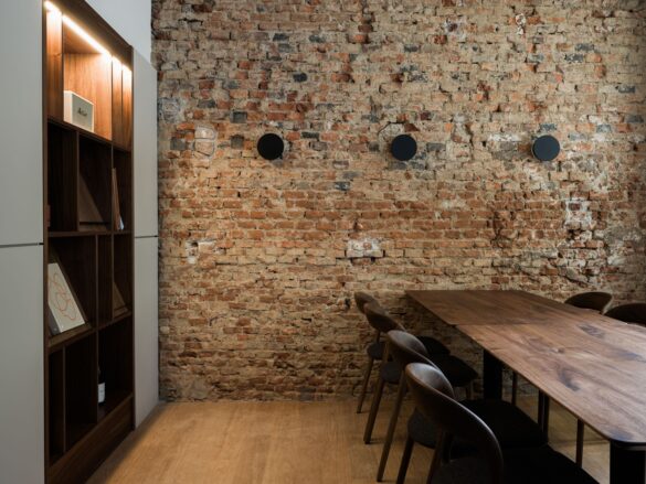 DH-25-Carls-25 Moderner Besprechungsraum mit Backsteinwand, 56aktuell News