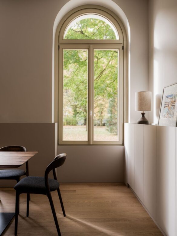 DH-25-Carls-28 Innenraum mit Fenster und Blick auf Bäume, 56 aktuell