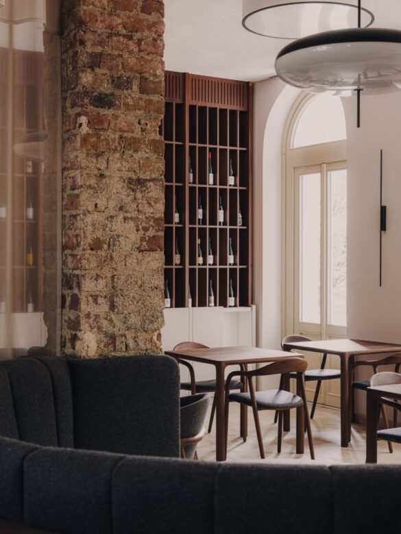 DH-25-Carls-8 Gemütliches Café mit modernen Holzmöbeln, 56aktuell.