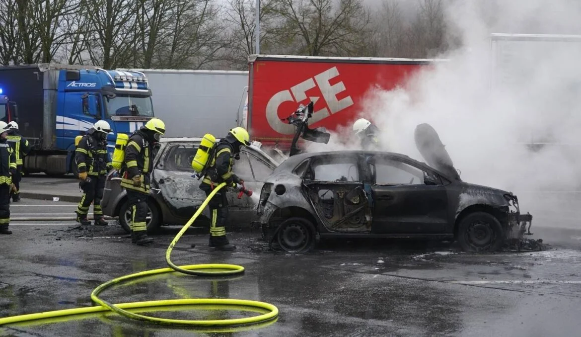 Feuerwehr löscht Fahrzeugbrand auf Autobahn, 56 aktuell