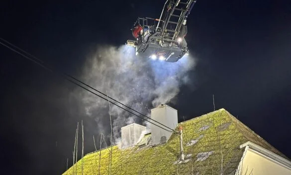 IMG_3705 Feuerwehr löscht Dachbrand bei Nacht, 56 aktuell News