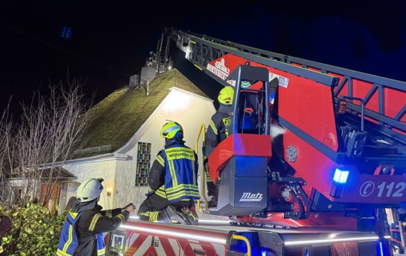 IMG_3718 Feuerwehrleute bei einem nächtlichen Einsatz auf einem Dach, 56aktuell News