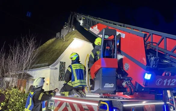 IMG_3718 Feuerwehrleute bei einem nächtlichen Einsatz auf einem Dach, 56aktuell News