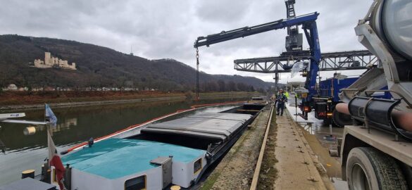 Lahnstein_Hafen (13)-min Schiff im Hafen von Lahnstein, 56aktuell News