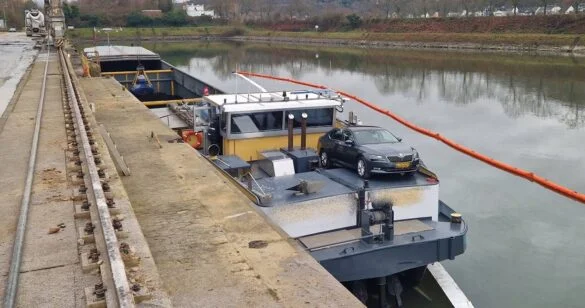 Lahnstein_Hafen (4)-min Frachtschiff im Hafen von Lahnstein mit Auto an Bord, 56aktuell News