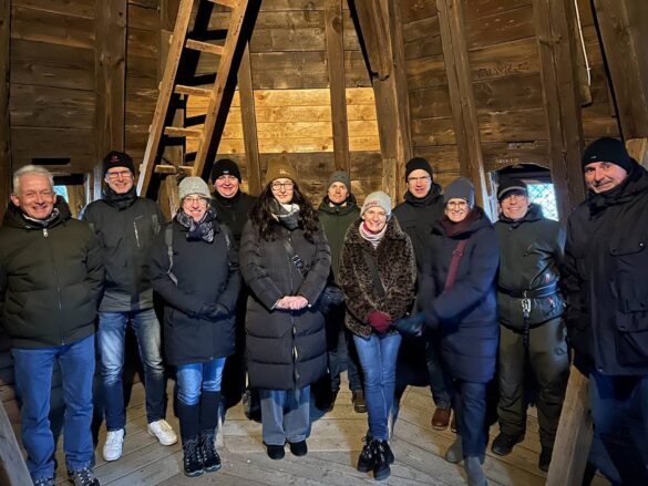 Lauftreff (1)-min Gruppe von Menschen beim Lauftreff in einer Holzhütte, 56 aktuell.