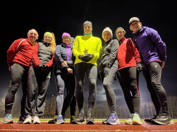 Lauftreff (1)-min Gruppe von Läufern bei Nacht auf 56aktuell Lauftreff