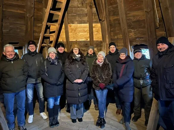 Lauftreff (1)-min Gruppe von Menschen beim Lauftreff in einer Holzhütte, 56 aktuell.