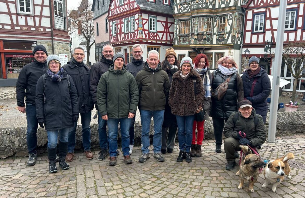 Gruppe von Menschen beim Lauftreff in einer historischen Stadt, 56aktuell.