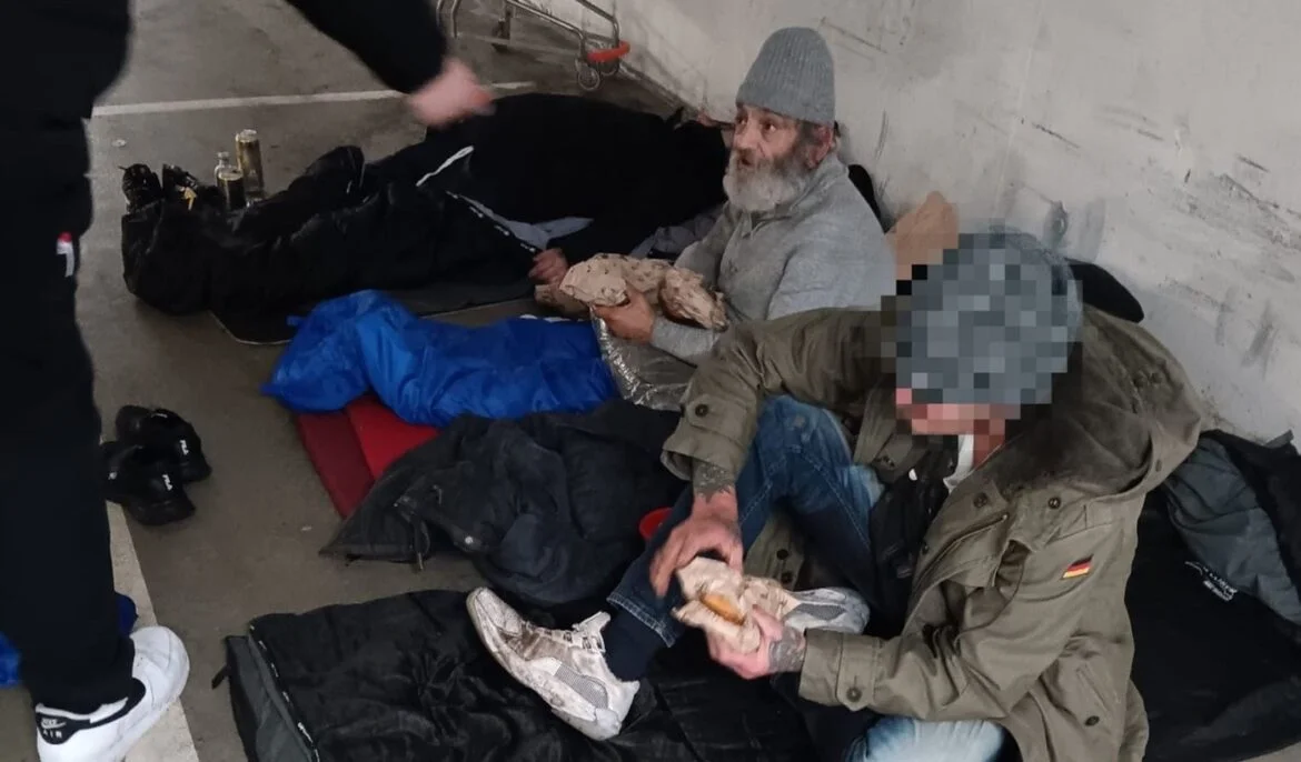 Obdachlose Männer in einem Parkhaus, 56aktuell News