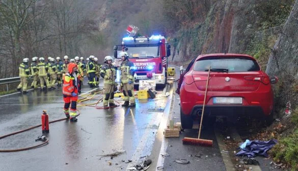 Unfall B260 (10) Verkehrsunfall auf der B260 mit Feuerwehr im Einsatz, 56aktuell berichtet.