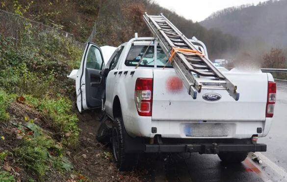 Unfall B260 (11) Unfall auf der B260, weißer Pickup mit Leiter, 56aktuell News