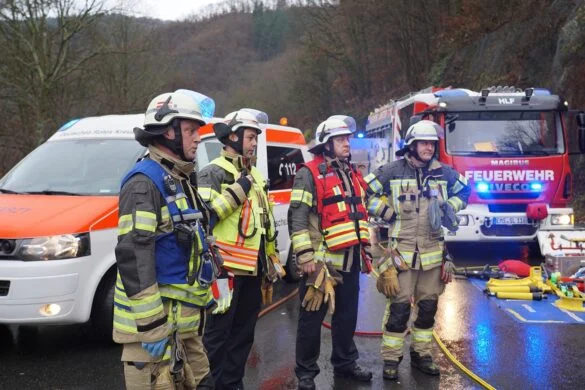 Unfall B260 (2) Einsatzkräfte bei Unfall auf B260, 56aktuell berichtet