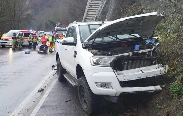 Unfall B260 (3) Verkehrsunfall auf der B260 mit Rettungskräften, 56aktuell berichtet.