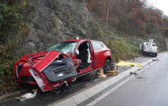 Unfall B260 (4) Verkehrsunfall auf der B260, beschädigtes rotes Auto, 56aktuell News