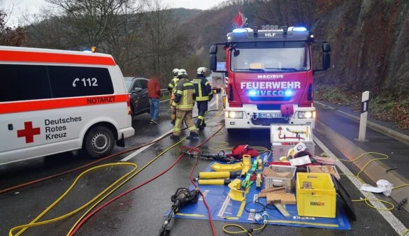 Unfall B260 (5) Unfall auf B260 mit Feuerwehr und Rettungsdienst, 56aktuell berichtet