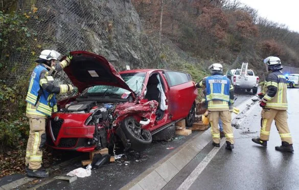 Unfall B260 (7) Unfall auf B260 mit Feuerwehr, 56aktuell berichtet