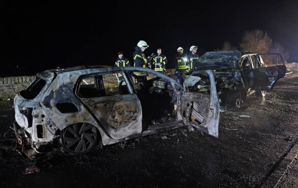 Unfall B42 Rossstein (8)-min Verkehrsunfall auf der B42 bei Rossstein, Feuerwehrleute vor ausgebrannten Autos, 56aktuell.