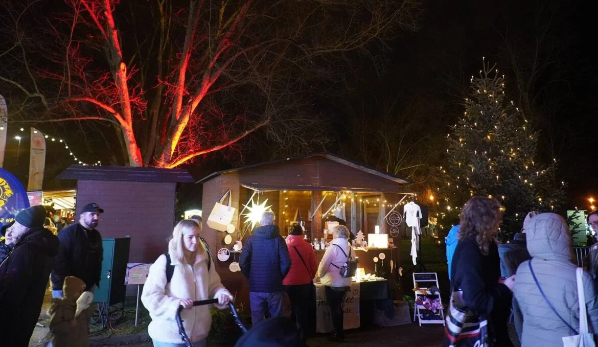 Weihnachtsmarkt in Bad Ems bei Nacht, 56 aktuell.