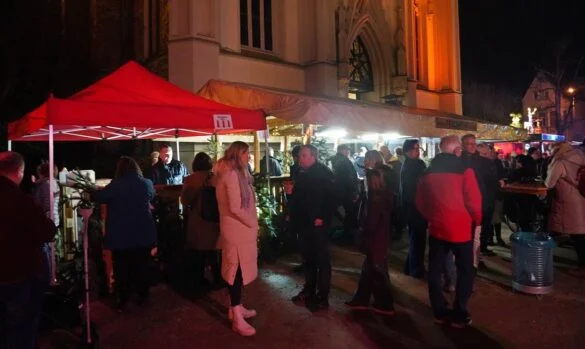 Weihnachtsmarkt Bad Ems (4)-min Weihnachtsmarkt in Bad Ems bei Nacht, Menschen genießen die festliche Atmosphäre. 56aktuell News.