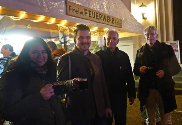 Weihnachtsmarkt Bad Ems (7)-min Besucher genießen Glühwein auf dem Weihnachtsmarkt in Bad Ems, präsentiert von 56aktuell.