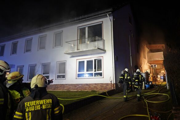 Wilofa (10) Feuerwehrleute bekämpfen nächtlichen Brand in Wohngebäude, 56aktuell berichtet.