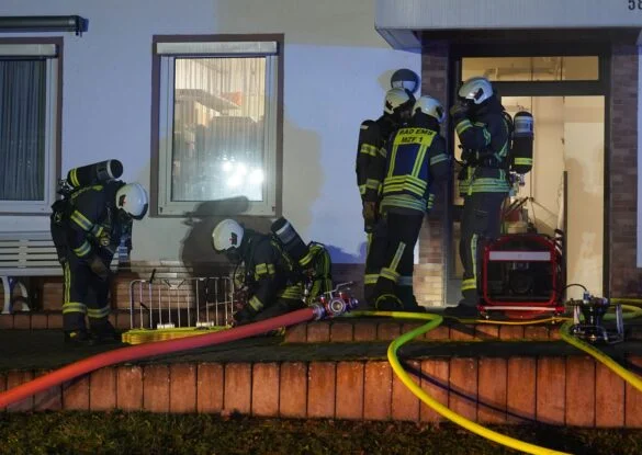 Wilofa (12) Feuerwehrleute bei nächtlichem Einsatz, 56 aktuell