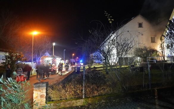 Wilofa 2 (1) Feuerwehreinsatz bei Nacht in Wohngebiet, 56aktuell News.