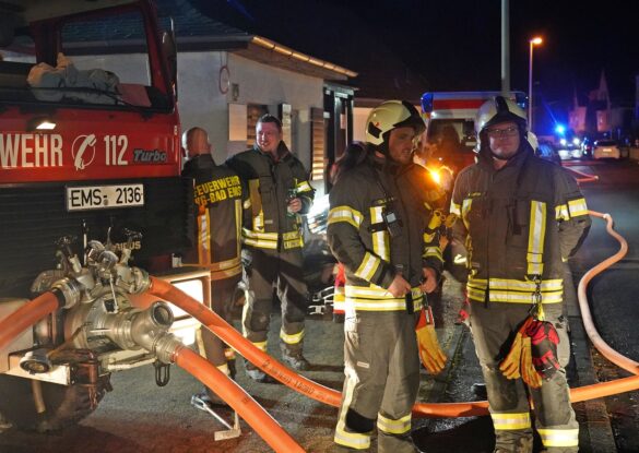Wilofa 2 (3) Feuerwehrleute bei nächtlichem Einsatz mit Schläuchen, 56 aktuell.