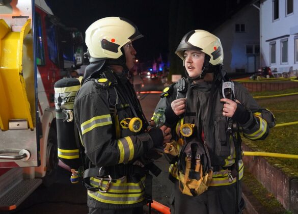 Wilofa 2 (9) Zwei Feuerwehrleute im Einsatz bei Nacht, 56 aktuell News