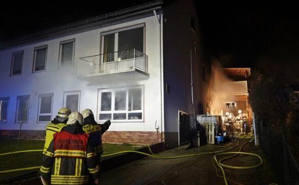 Wilofa (3) Feuerwehrleute bei einem nächtlichen Einsatz in einem Wohngebiet, 56aktuell News