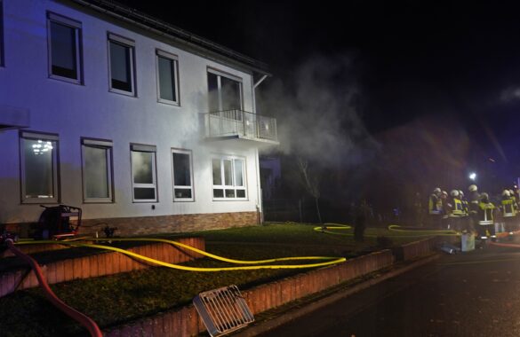 Wilofa (5) Feuerwehr löscht nächtlichen Brand in Wohngebäude, 56 aktuell berichtet.