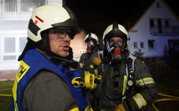 Wilofa (9) Feuerwehrmänner bei einem nächtlichen Einsatz, 56 aktuell berichtet.