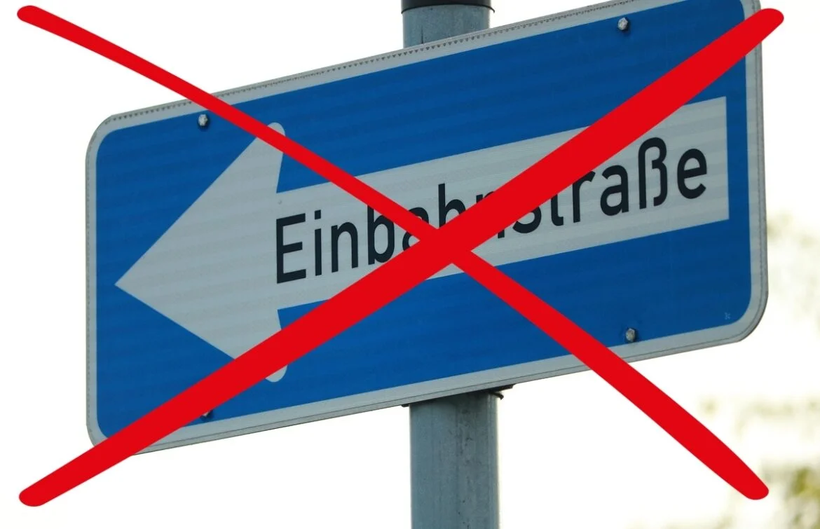 Einbahnstraße-Schild mit rotem Kreuz, 56aktuell News