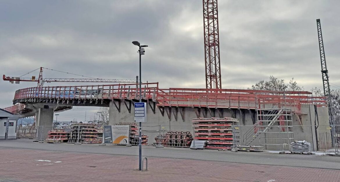 Brückenbauprojekt mit Kran und Baumaterialien