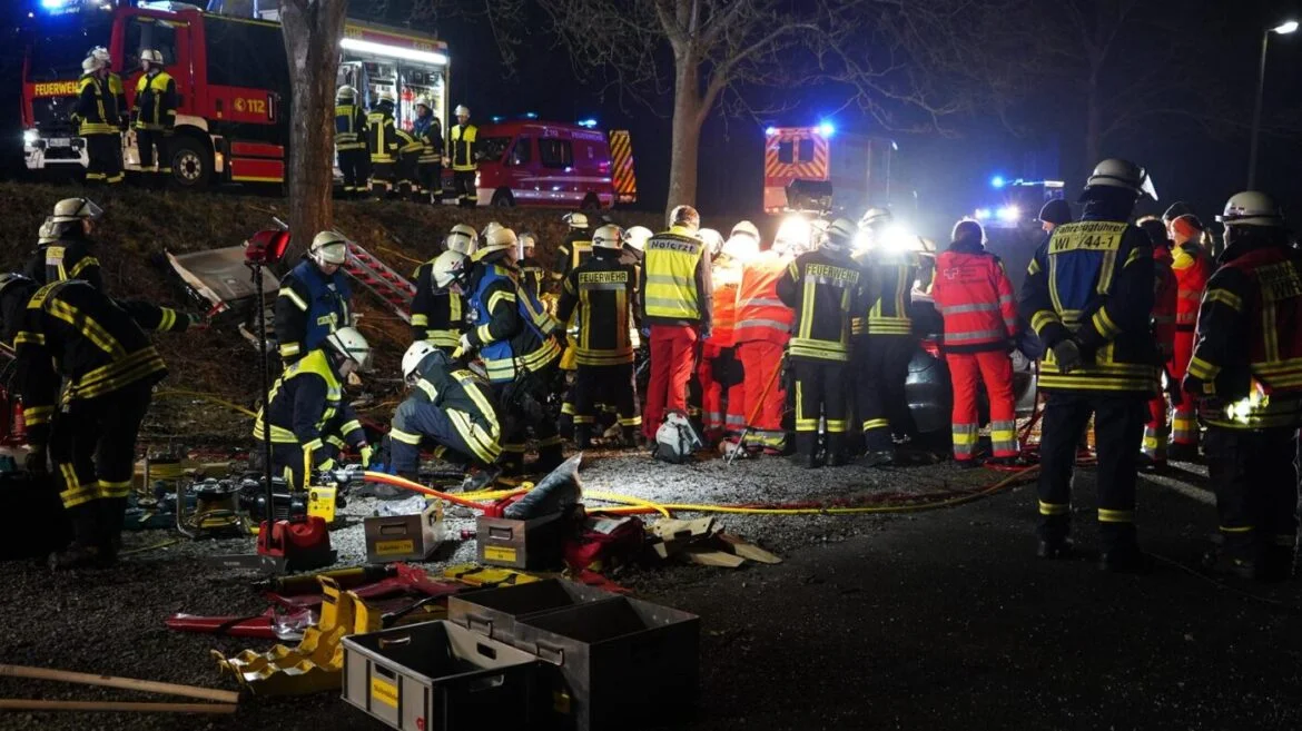 Rettungskräfte bei einem nächtlichen Einsatz auf einer Straße.