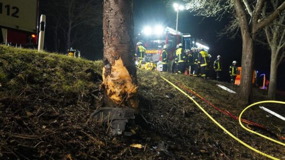 2_56aktuell Unfallstelle mit Feuerwehr im Einsatz bei Nacht