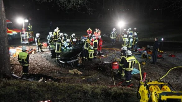 3_56aktuell Rettungskräfte bei einem nächtlichen Einsatz an einem Unfallort.