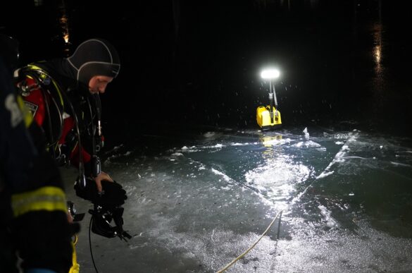 56aktuell_0zRTkXoS Taucher bei Nachteinsatz auf gefrorenem See.