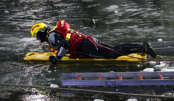 56aktuell_1Y3lDLDS Rettungseinsatz auf gefrorenem See mit Rettungsteam.
