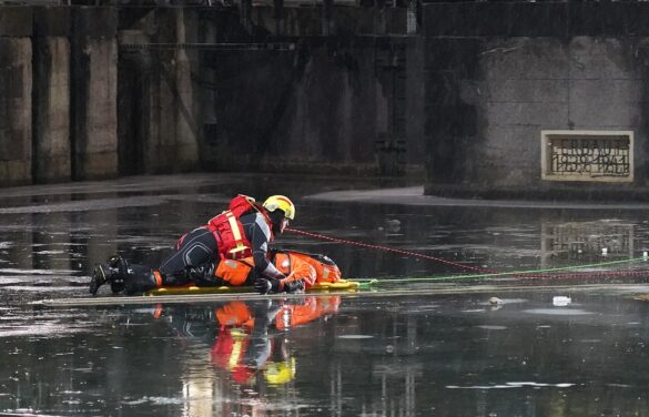 56aktuell_93X405To Rettungskräfte retten Person aus gefrorenem Gewässer.