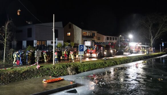 56aktuell_AOaTqWgo Feuerwehrleute bei einem nächtlichen Einsatz an einem gefrorenen Teich.