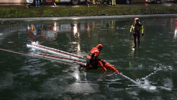 56aktuell_Cu3lls0i Rettungseinsatz auf einem zugefrorenen See mit Rettungskräften.
