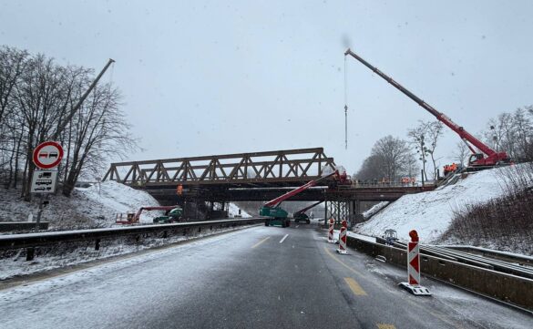 56aktuell_E0NjjCwp Bauarbeiten an einer Brücke im Winter mit Kränen und Schnee.
