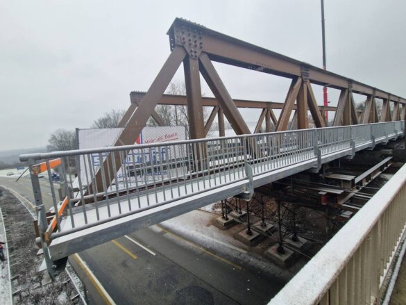 56aktuell_F2loz3YT Brücke im Bau über einer Straße im Winter
