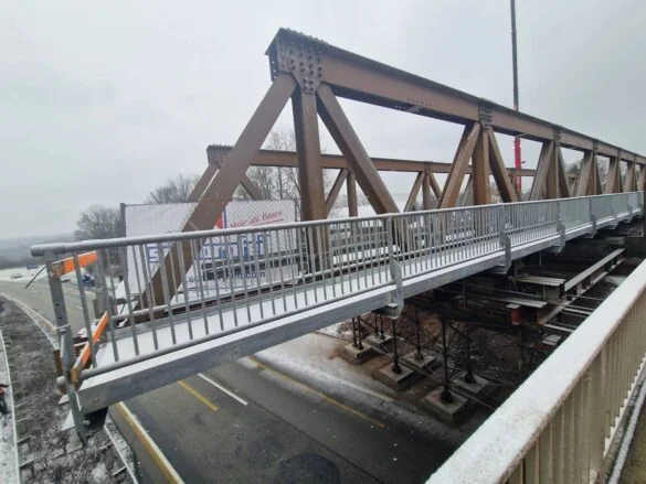 56aktuell_F2loz3YT Brücke im Bau über einer Straße im Winter