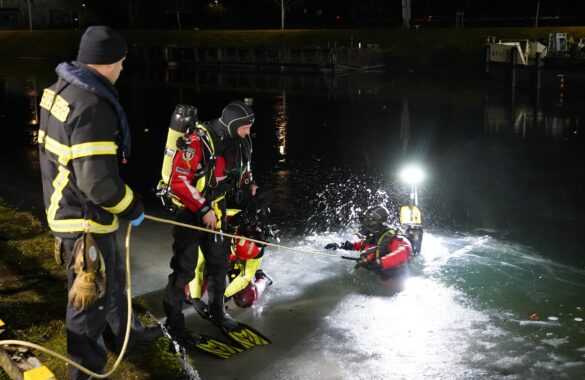 56aktuell_JlxIxGBW Taucherteam bei nächtlichem Einsatz im Wasser