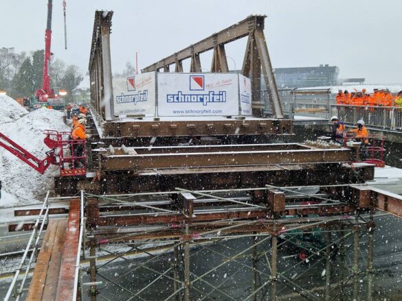 56aktuell_K7hZGPNZ Bauarbeiter montieren eine Brücke im Schnee