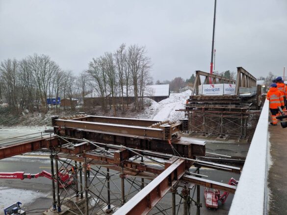 56aktuell_Kk4Elimn Brückenbauarbeiten im Winter mit Bauarbeitern